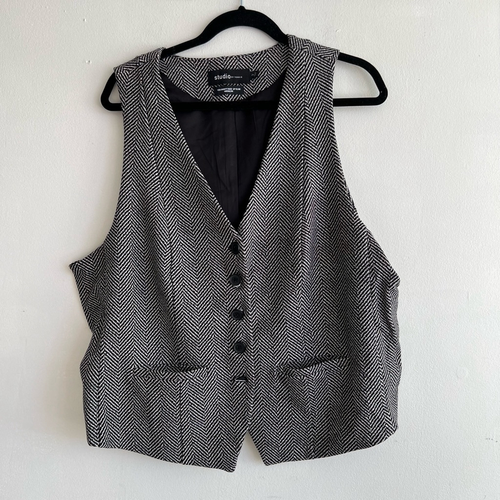 Studio by Torrid Vest, Size 3, Black & White